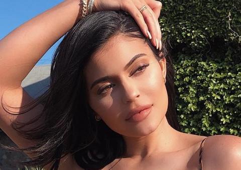 Kylie Jenner mostra curvas avassaladoras 4 meses após gravidez