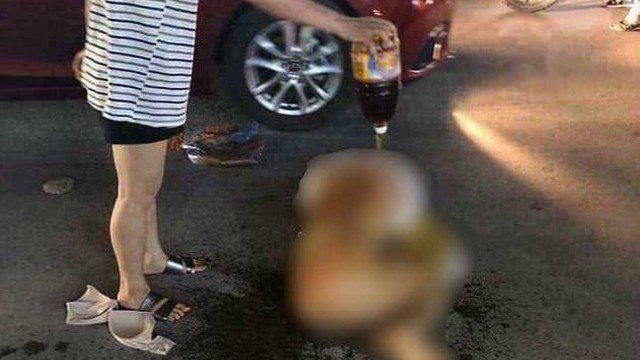Traída rasga roupas de amante após arrastá-la para rua e queima corpo de rival