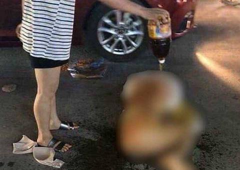 Traída rasga roupas de amante após arrastá-la para rua e queima corpo de rival