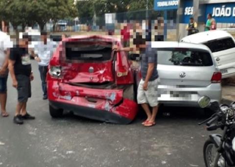 Motorista para pra pegar boné e causa acidente entre carros e ônibus em Manaus