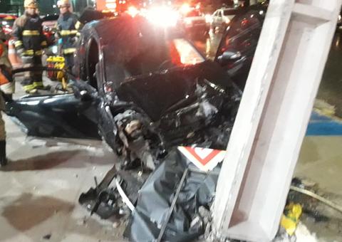 Duas vítimas ficam presas às ferragens após carro colidir com poste em Manaus