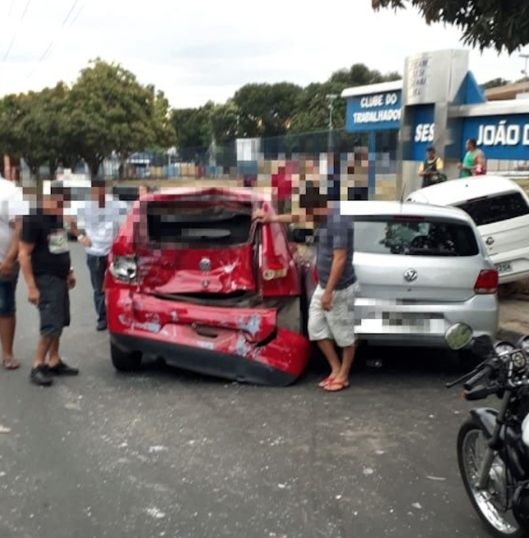 Motorista para pra pegar boné e causa acidente entre carros e ônibus em Manaus