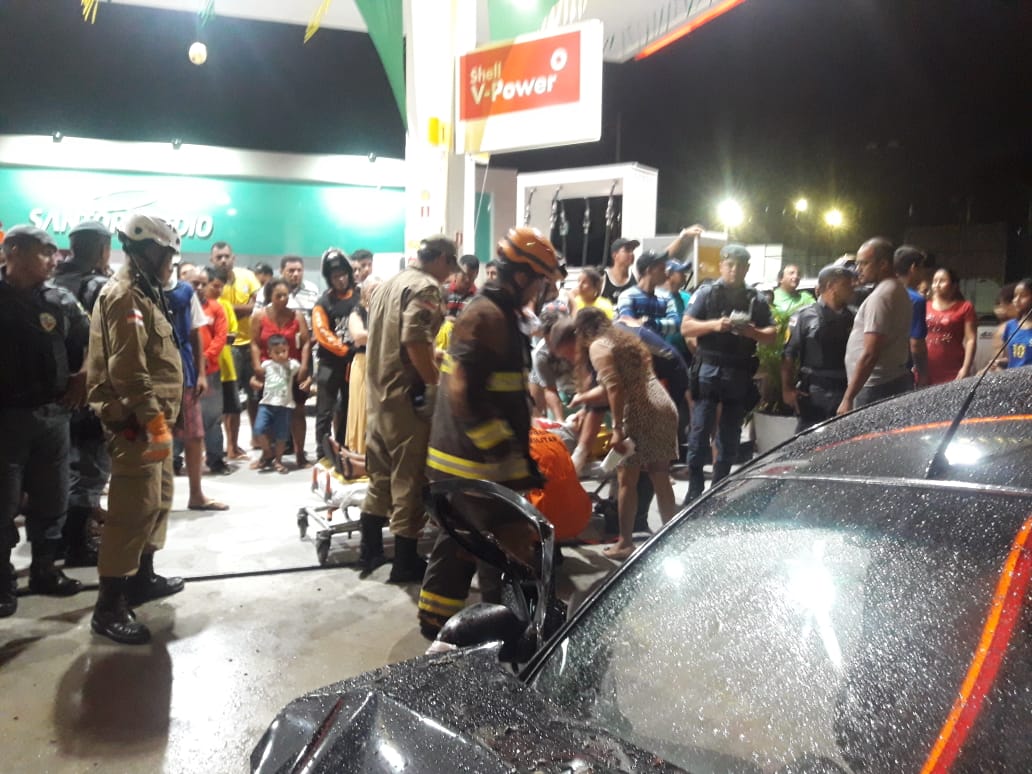 Duas vítimas ficam presas às ferragens após carro colidir com poste em Manaus