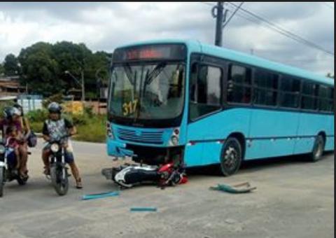 Moto vai parar embaixo de ônibus após acidente em avenida de Manaus