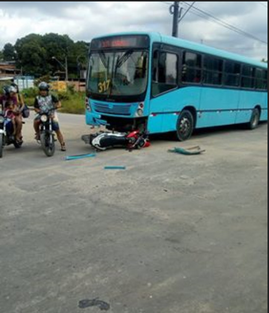 Moto vai parar embaixo de ônibus após acidente em avenida de Manaus