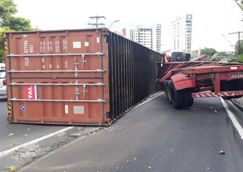 Em Manaus, carreta tomba na avenida Paraíba e deixa trânsito congestionado