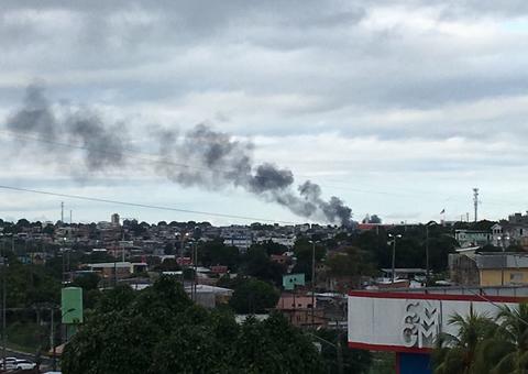 Balsa pega fogo e uma pessoa fica ferida em Manaus 