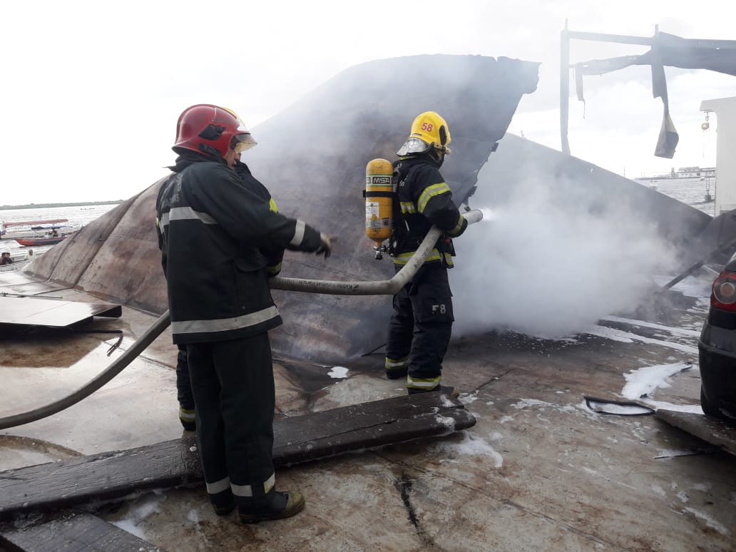 Balsa pega fogo e uma pessoa fica ferida em Manaus 