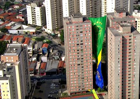 Bandeirão de quase 70 metros é hasteado em condomínio de SP  