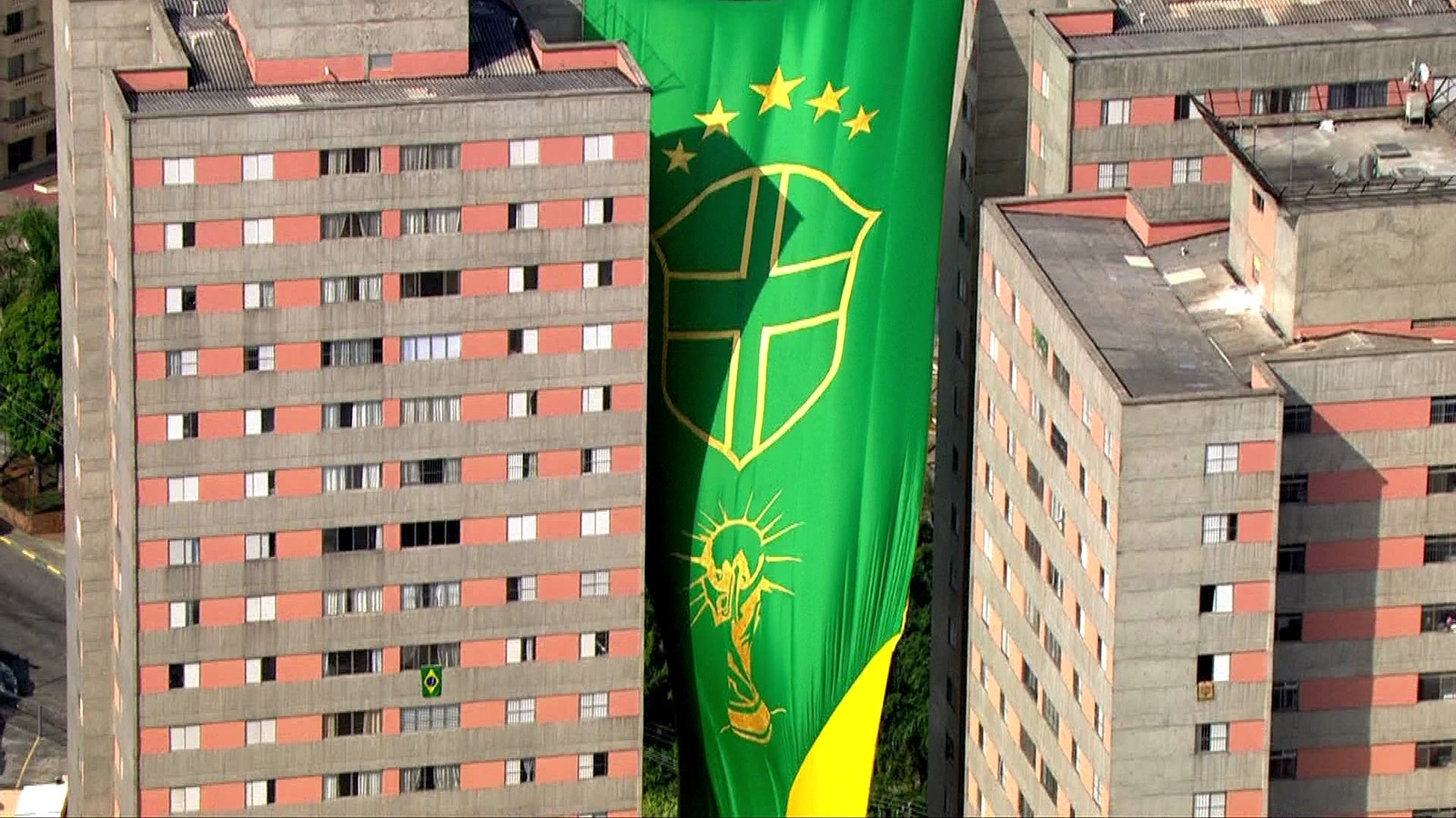 Bandeirão de quase 70 metros é hasteado em condomínio de SP  