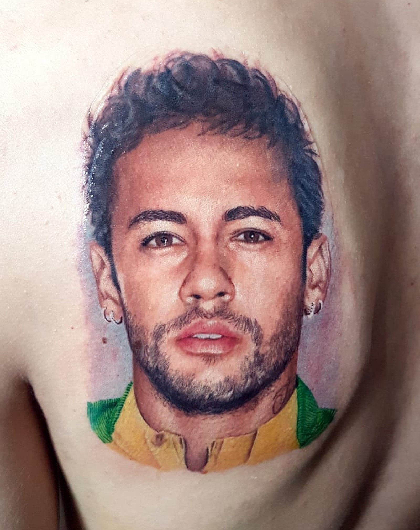 Fã junta dinheiro por 6 meses por tatuagem realista de Neymar