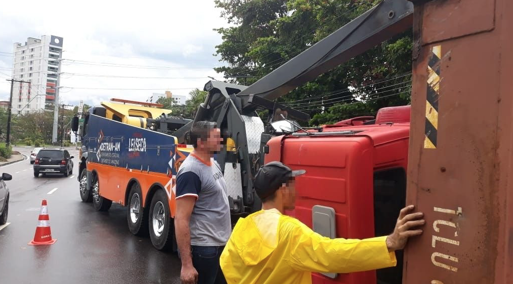Após mais de 6 horas, carreta é removida da Paraíba e avenida é liberada