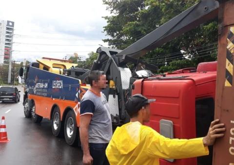 Após mais de 6 horas, carreta é removida da Paraíba e avenida é liberada
