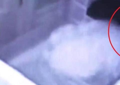 Imagem macabra mostra 'fantasma' ao lado de criança no berço