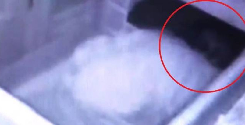 Imagem macabra mostra 'fantasma' ao lado de criança no berço