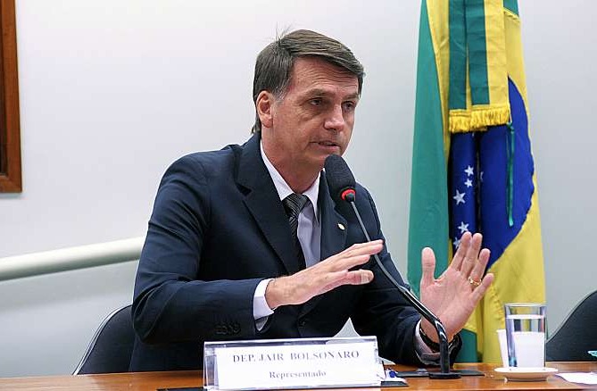 Bolsonaro volta a dizer que terá militares no governo e compara oficiais a Neymar  
