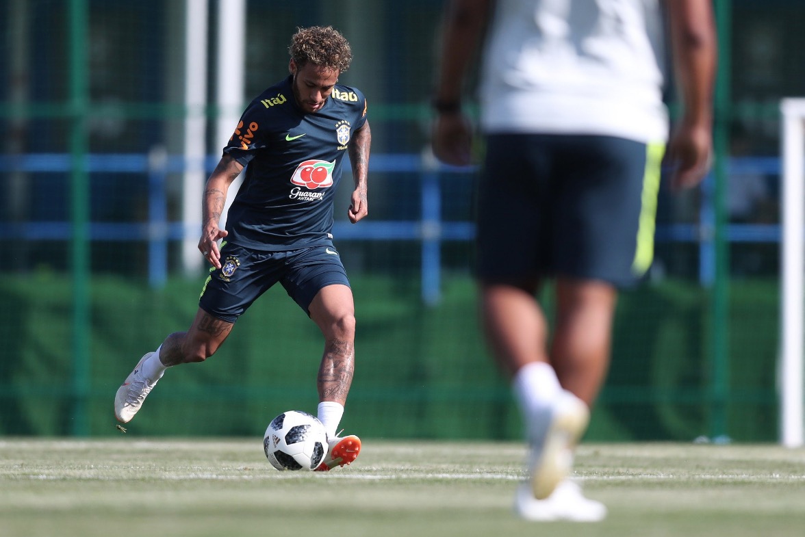 Neymar deixa o treino da seleção brasileira mancando e preocupa