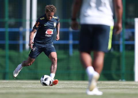 Neymar deixa o treino da seleção brasileira mancando e preocupa