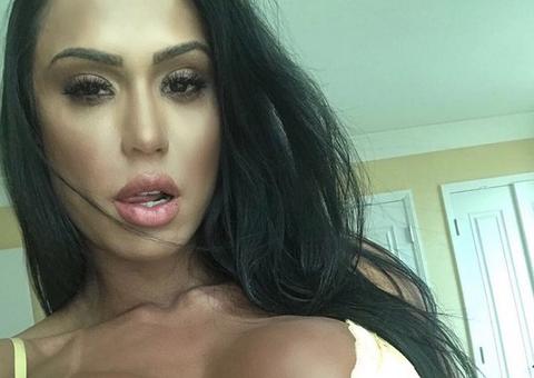 De fio dental, Gracyanne Barbosa coloca bumbum para jogo de quatro