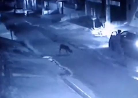 Homem é assaltado na porta de casa e tem carro levado por criminosos, veja vídeo