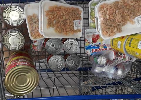 Procon apreende mais de 80 itens vencidos em supermercado de Manaus