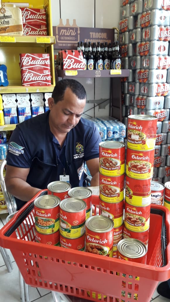 Procon apreende mais de 80 itens vencidos em supermercado de Manaus