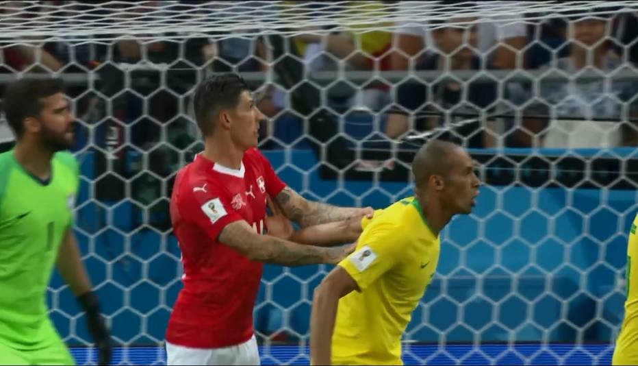 Diretor da Fifa admite 'erro' em gol da Suíça