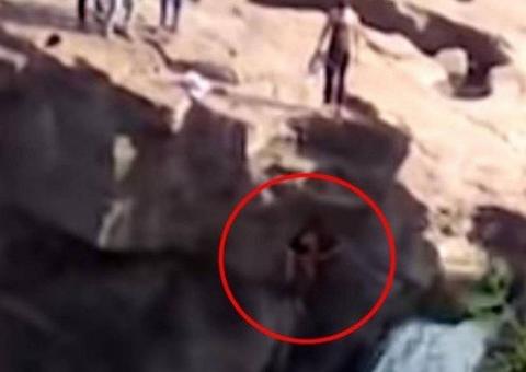 Homem despenca de cachoeira ao fazer selfie radical e pior acontece