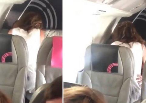 Casal faz sexo em avião e é flagrado por passageiros; Veja