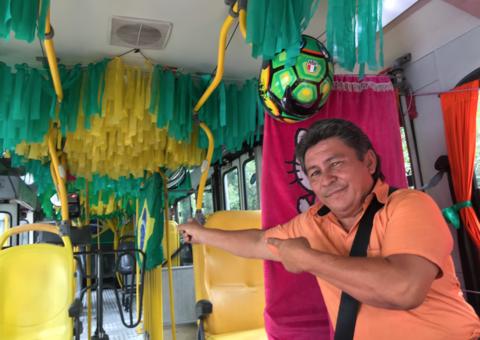 Em clima de Copa, motorista ornamenta ônibus com as cores do Brasil