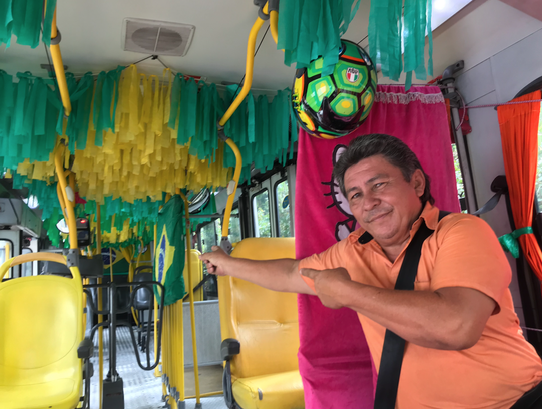 Em clima de Copa, motorista ornamenta ônibus com as cores do Brasil