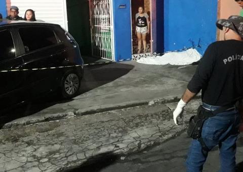 Em Manaus, feirante é assassinado na frente da esposa por trio encapuzado