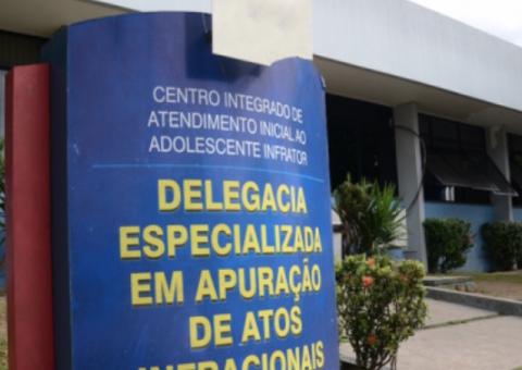 Adolescente é detido com arma e motocicleta roubada em Manaus