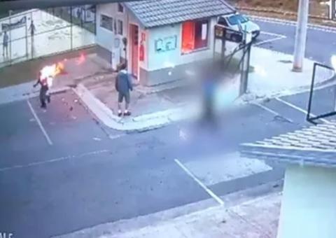 VÍDEO: Homem joga gasolina e põe fogo em porteiro