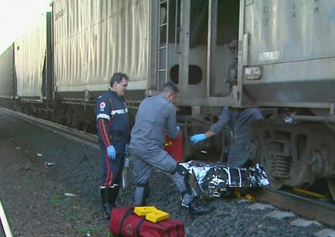  Mulher cai sobre linha férrea e tem pernas amputadas por trem