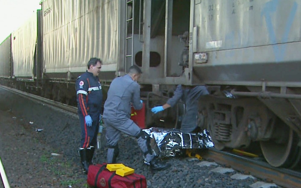  Mulher cai sobre linha férrea e tem pernas amputadas por trem
