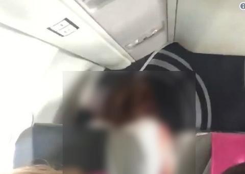 Casal é flagrado fazendo sexo em poltrona de avião durante voo