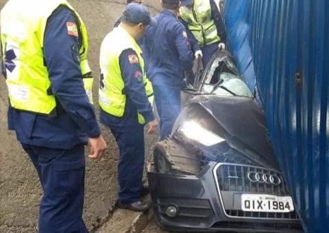 Contêiner cai de carreta, atinge carro e mata grávida
