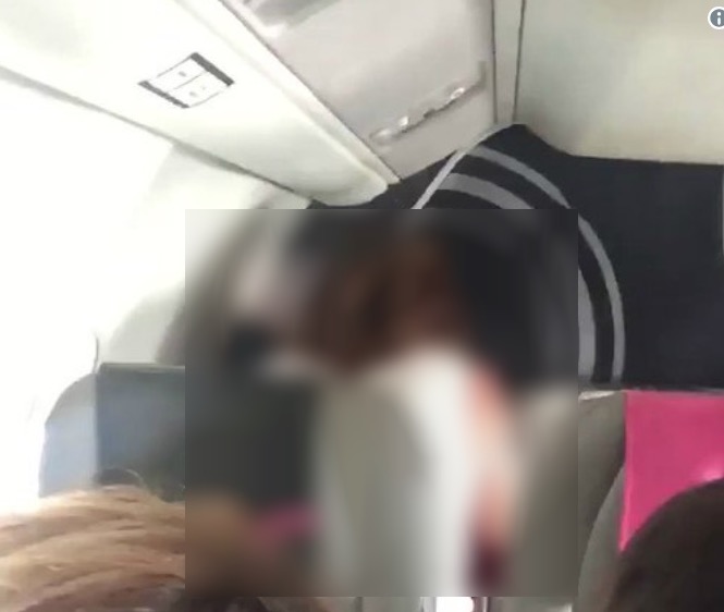 Casal é flagrado fazendo sexo em poltrona de avião durante voo