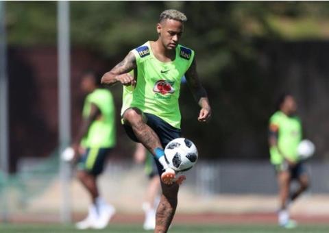 Neymar treina com bola antes de viagem para jogo contra a Costa Rica