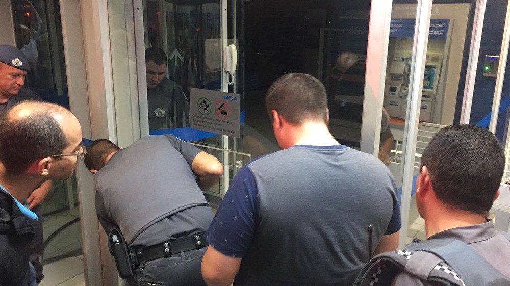 Menino de 5 anos fica preso em banco após porta travar