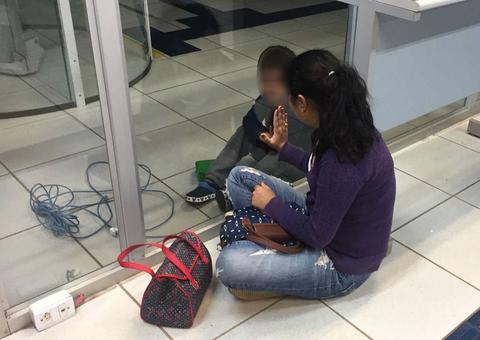 Menino de 5 anos fica preso em banco após porta travar