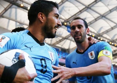 Uruguai vence e se classifica às oitavas da Copa com gol de Suárez 