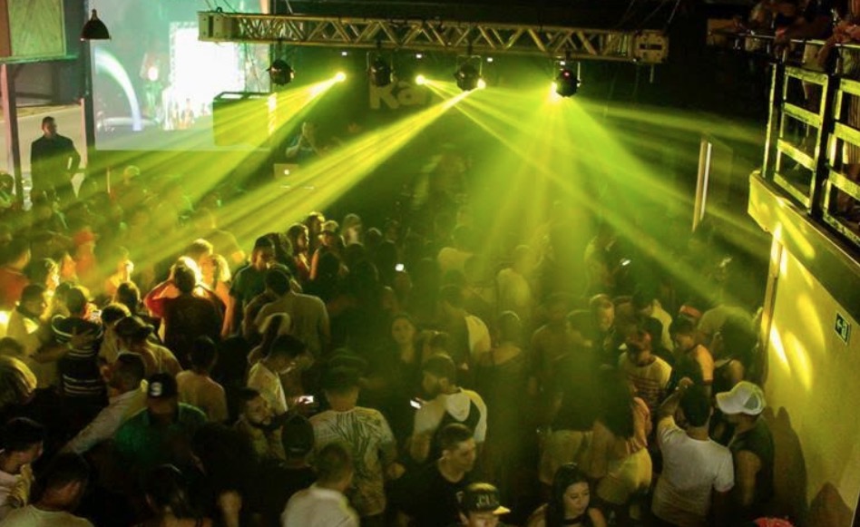 Em clima de festa junina, Kangalha comemora aniversário de cantora nesta quinta