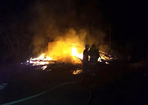 Homem tenta espantar cobra e acaba colocando fogo na própria casa