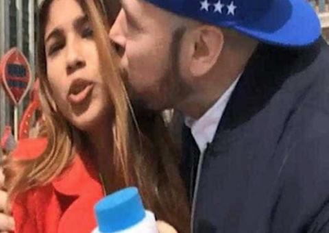Durante ao vivo na Rússia, repórter tem seio apalpado e é beijada por torcedor