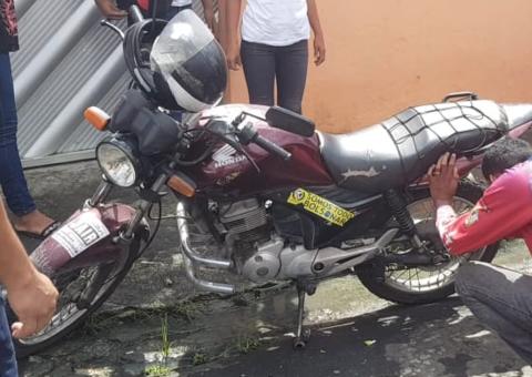 Em Manaus, dupla é presa com drogas e polícia apreende motocicleta usada em assaltos