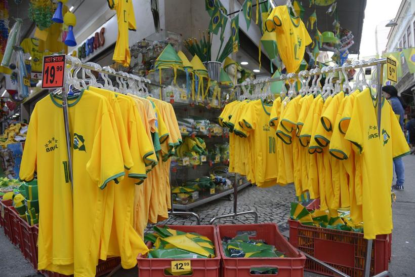 Em clima de Copa, defesa do consumidor dá dicas para manauaras que vão às compras 