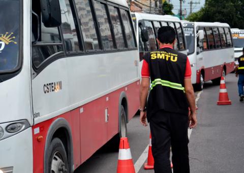 Seis micro-ônibus são retidos por irregularidades durante blitz da SMTU em Manaus