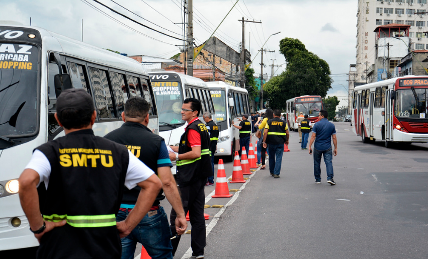 Seis micro-ônibus são retidos por irregularidades durante blitz da SMTU em Manaus